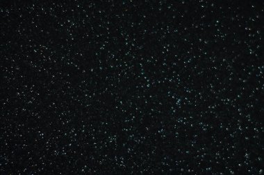 Siyah arkaplanda uçan toz parçacıkları