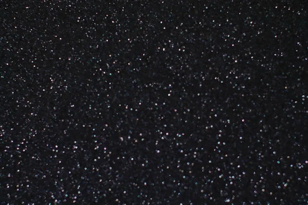 Siyah arkaplanda uçan toz parçacıkları