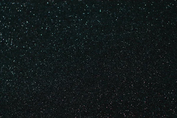 Siyah arkaplanda uçan toz parçacıkları