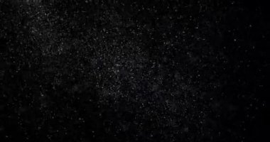 Siyah zemin üzerinde rastgele uçan küçük beyaz parçacıklara sahip video