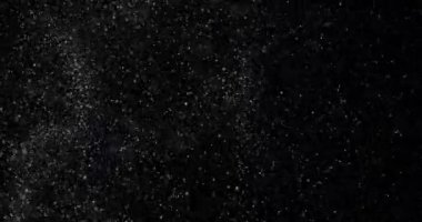 Siyah zemin üzerinde rastgele uçan küçük beyaz parçacıklara sahip video