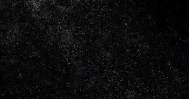 Siyah zemin üzerinde rastgele uçan küçük beyaz parçacıklara sahip video