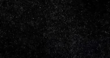 Siyah zemin üzerinde rastgele uçan küçük beyaz parçacıklara sahip video