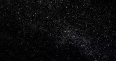 Siyah zemin üzerinde rastgele uçan küçük beyaz parçacıklara sahip video