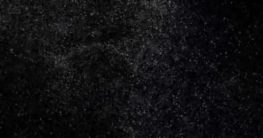 Siyah zemin üzerinde rastgele uçan küçük beyaz parçacıklara sahip video