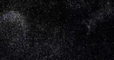 Siyah zemin üzerinde rastgele uçan küçük beyaz parçacıklara sahip video