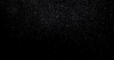 Siyah zemin üzerinde rastgele uçan küçük beyaz parçacıklara sahip video