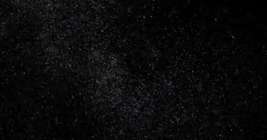 Siyah zemin üzerinde rastgele uçan küçük beyaz parçacıklara sahip video