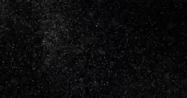 Siyah zemin üzerinde rastgele uçan küçük beyaz parçacıklara sahip video