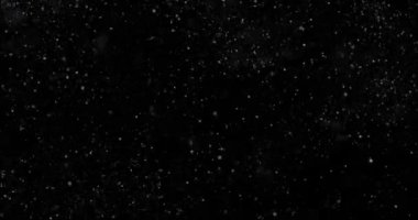 Siyah zemin üzerinde rastgele uçan küçük beyaz parçacıklara sahip video