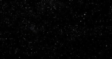 Siyah zemin üzerinde rastgele uçan küçük beyaz parçacıklara sahip video