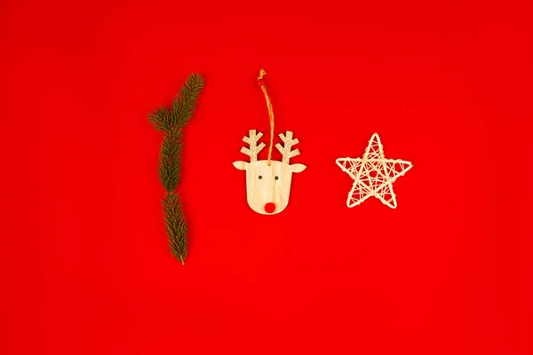 Рождественская Композиция Рождественские Веточки Игрушки Белом Фоне Плоский Вид Сверху — стоковое фото