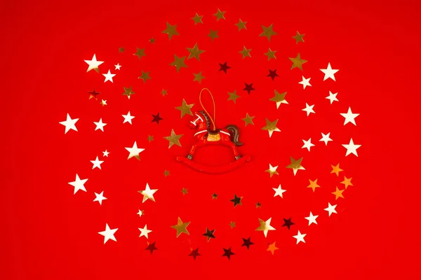 Noel Kompozisyonu Noel Dalları Beyaz Arka Planda Oyuncaklar Düz Yatış — Stok fotoğraf