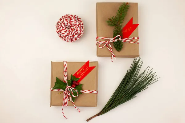 Ručně Vyráběné Vánoční Dárky Zabalené Kraft Papíru Zdobené Ekologickém Stylu — Stock fotografie