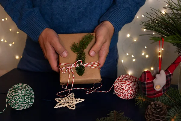 Muž Zabalí Ručně Vyrobený Ekodesign Vánoční Dárek Kraft Papíru Přírodní — Stock fotografie