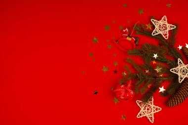 Kırmızı arka planda Noel ağacı için Noel dekorasyonu, süslemeleri ve oyuncaklar. Noel ve yeni yıl konsepti. Noel kartı. Boşluğu kopyala
