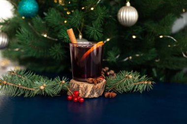 Noel şarabı ve tarçın çubuğu, portakal, anason ve karanfil mavi arka planda. Kış tatili