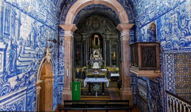 PENICHE, PORTUGAL, HAZİRAN, 19, 2017: 17. yüzyılda Oliveira Bernardes 'in Remedios şapelinin iç ve seramik azulejos detayları