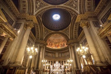 PARIS, FRANCE, 12 Kasım 2013: Fransa, Paris 'teki La Madeleine kilisesinin mimari detayları