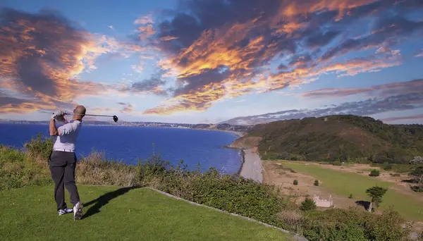 Homme Golf Swing Sur Terrain Golf Littoral Ciel Nuages — Photo