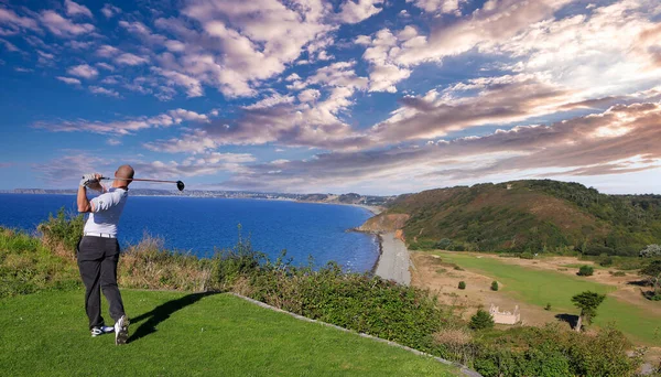 Homme Golf Swing Sur Terrain Golf Littoral Ciel Nuages — Photo