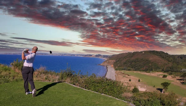 Hombre Oscilación Del Golf Campo Golf Costa Cielo Nubes —  Fotos de Stock