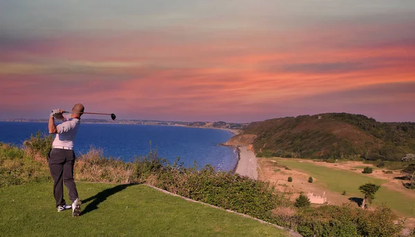 Homme Golf Swing Sur Terrain Golf Littoral Ciel Nuages — Photo