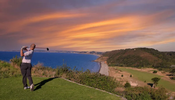 Mann Golfschwung Auf Einem Golfplatz Der Küste Himmel Und Wolken — Stockfoto