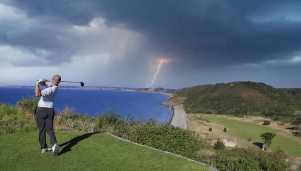 Uomo Golf Swing Campo Golf Costiero Cielo Nuvole — Foto Stock