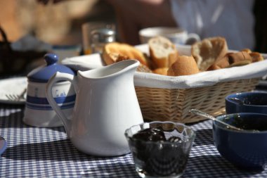 Bandol 'da kahvaltı masası, Fransız Rivierası, Fransa