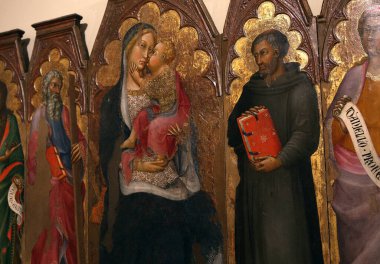 SIENA, ITALY, 14 Haziran 2016: Siena, Toskana 'nın Pinacoteca Nazialinin iç mimari dekorları