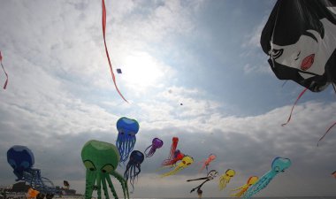 Berck sahilindeki bulutlu gökyüzünde uçurtmalar, Kanal Deniz Kıyısı, Fransa