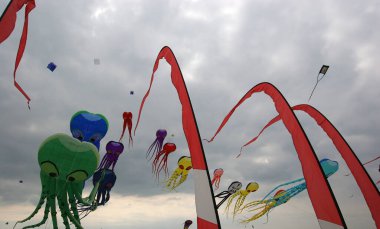 Berck sahilindeki bulutlu gökyüzünde uçurtmalar, Kanal Deniz Kıyısı, Fransa