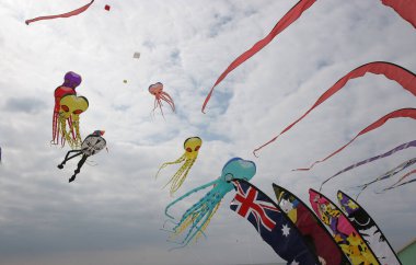 Berck sahilindeki bulutlu gökyüzünde uçurtmalar, Kanal Deniz Kıyısı, Fransa