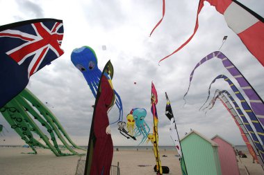 Berck sahilindeki bulutlu gökyüzünde uçurtmalar, Kanal Deniz Kıyısı, Fransa