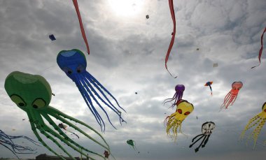 Berck sahilindeki bulutlu gökyüzünde uçurtmalar, Kanal Deniz Kıyısı, Fransa