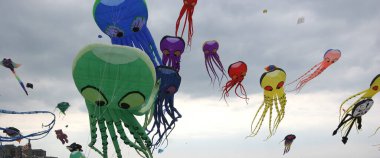 Berck sahilindeki bulutlu gökyüzünde uçurtmalar, Kanal Deniz Kıyısı, Fransa