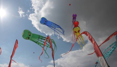 Berck sahilindeki bulutlu gökyüzünde uçurtmalar, Kanal Deniz Kıyısı, Fransa