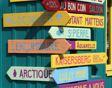 Oleron Adası, Atlantik Okyanus Kıyısı, Fransa 'daki boyanmış evdeki panolar.