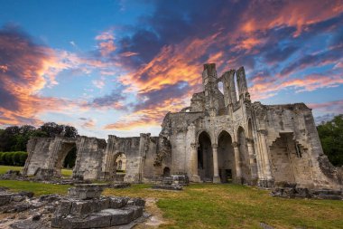 CHAALIS, FRANCE, 24 Temmuz 2016: Chaalis Manastırı Harabeleri, 24 Temmuz 2016