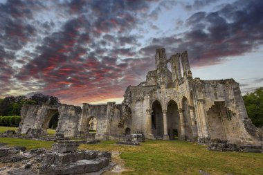 CHAALIS, FRANCE, 24 Temmuz 2016: Chaalis Manastırı Harabeleri, 24 Temmuz 2016