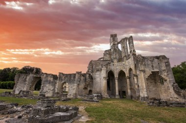 CHAALIS, FRANCE, 24 Temmuz 2016: Chaalis Manastırı Harabeleri, 24 Temmuz 2016