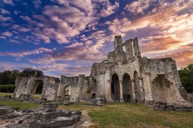 CHAALIS, FRANCE, 24 Temmuz 2016: Chaalis Manastırı Harabeleri, 24 Temmuz 2016
