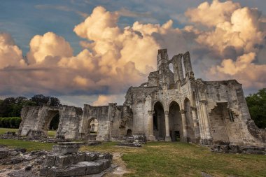 CHAALIS, FRANCE, 24 Temmuz 2016: Chaalis Manastırı Harabeleri, 24 Temmuz 2016