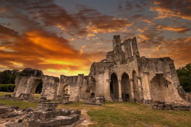 CHAALIS, FRANCE, 24 Temmuz 2016: Chaalis Manastırı Harabeleri, 24 Temmuz 2016