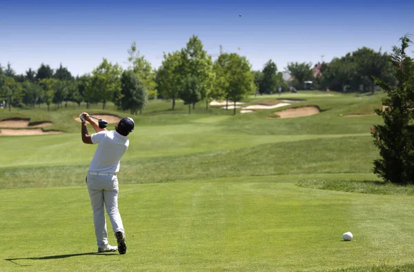 Muž Swing Golf Golfovém Hřišti — Stock fotografie