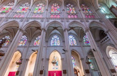 LA CHAPELLE MONTLIGEON, ORNE, FRANCE, 28 Mart 2022: Montligeon Bazilikası leydimizin iç ve dekorları