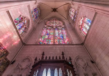 LA CHAPELLE MONTLIGEON, ORNE, FRANCE, 28 Mart 2022: Montligeon Bazilikası leydimizin iç ve dekorları