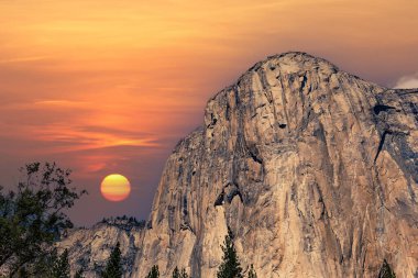 El Capitan 'ın dünyaca ünlü kaya tırmanışı duvarı, Yosemite Ulusal Parkı, Kaliforniya, ABD