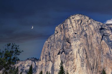 El Capitan 'ın dünyaca ünlü kaya tırmanışı duvarı, Yosemite Ulusal Parkı, Kaliforniya, ABD